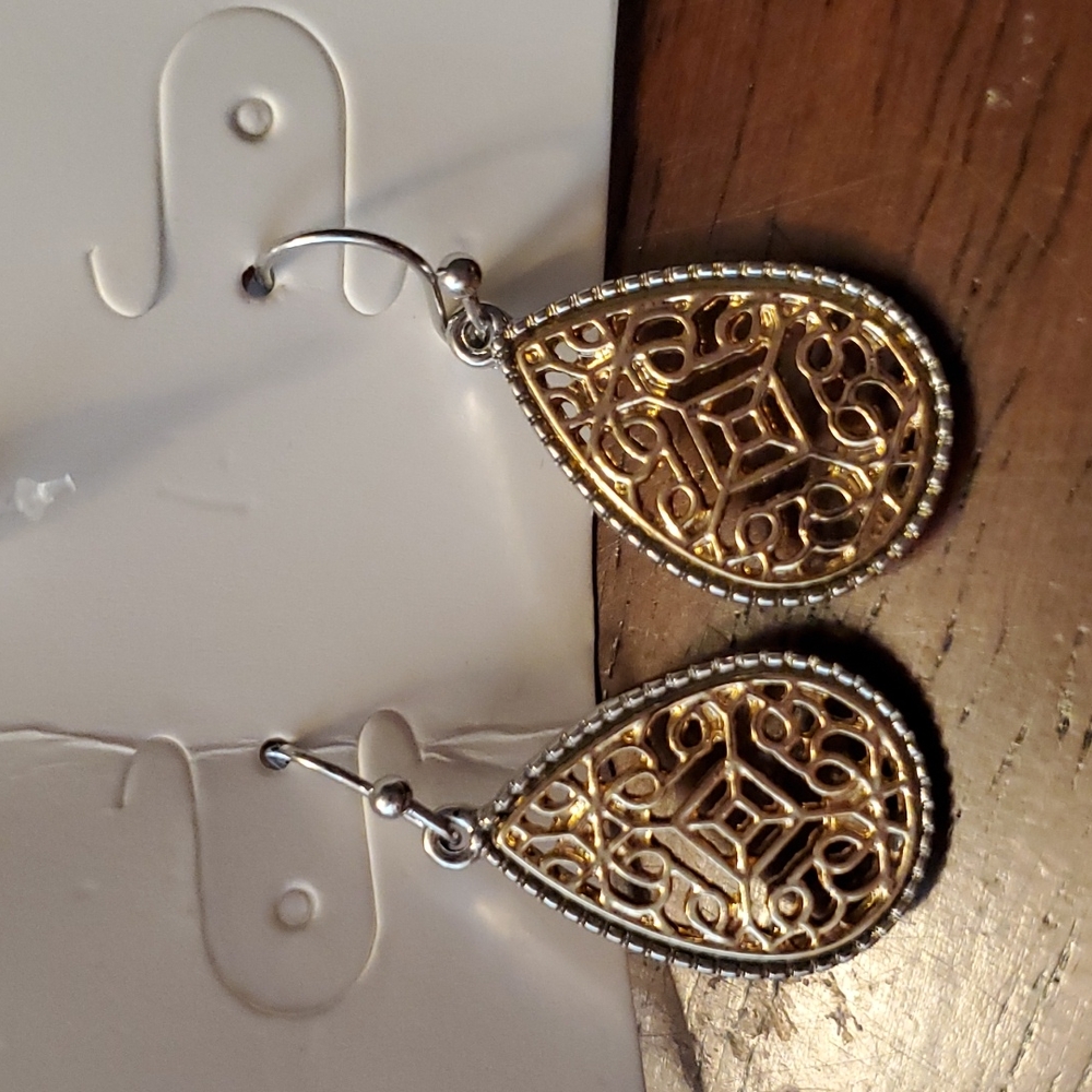 Openwork set earrings & necklace - Picture 4 of 9